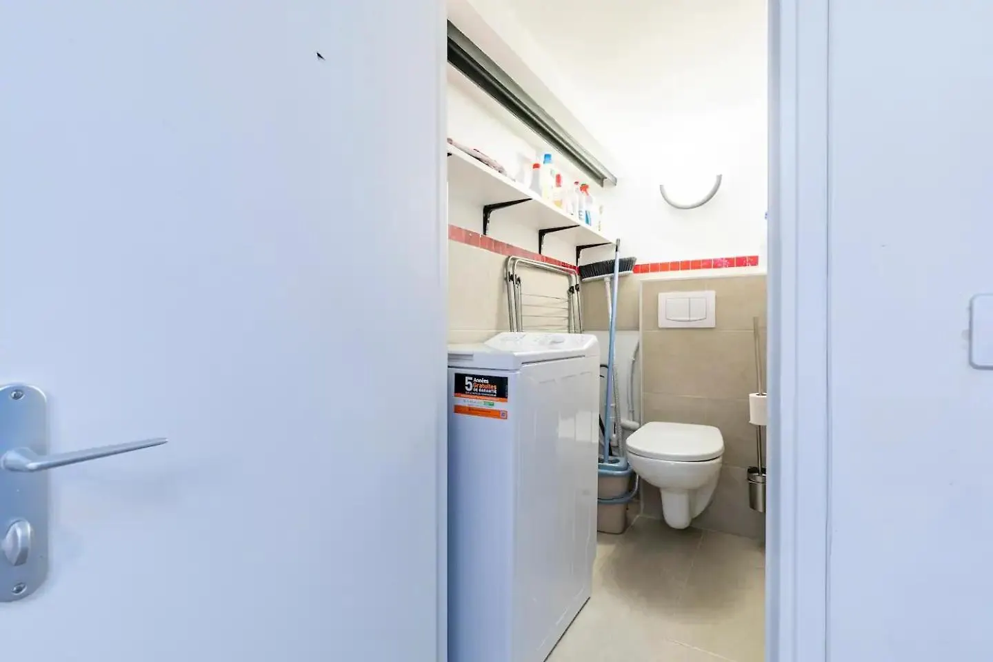 Gare Du Nord Confortable Pied A Terre Avec Patio Paris Apartment