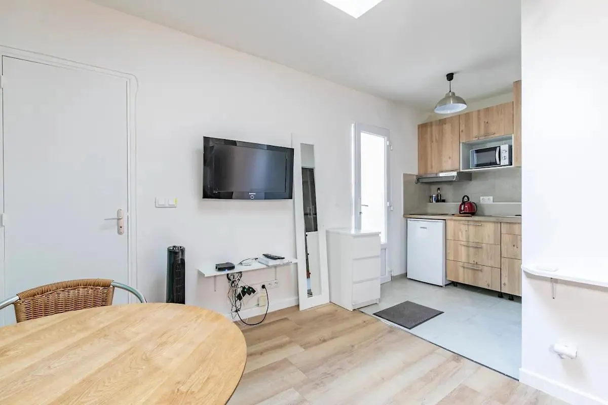 Apartment Gare Du Nord Confortable Pied A Terre Avec Patio Paris France
