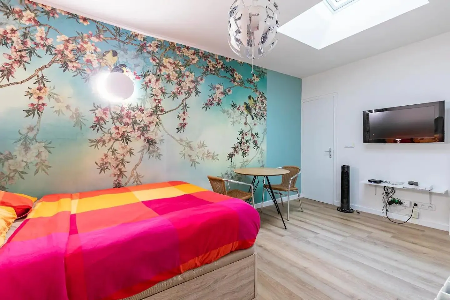 Gare Du Nord Confortable Pied A Terre Avec Patio Paris Apartment